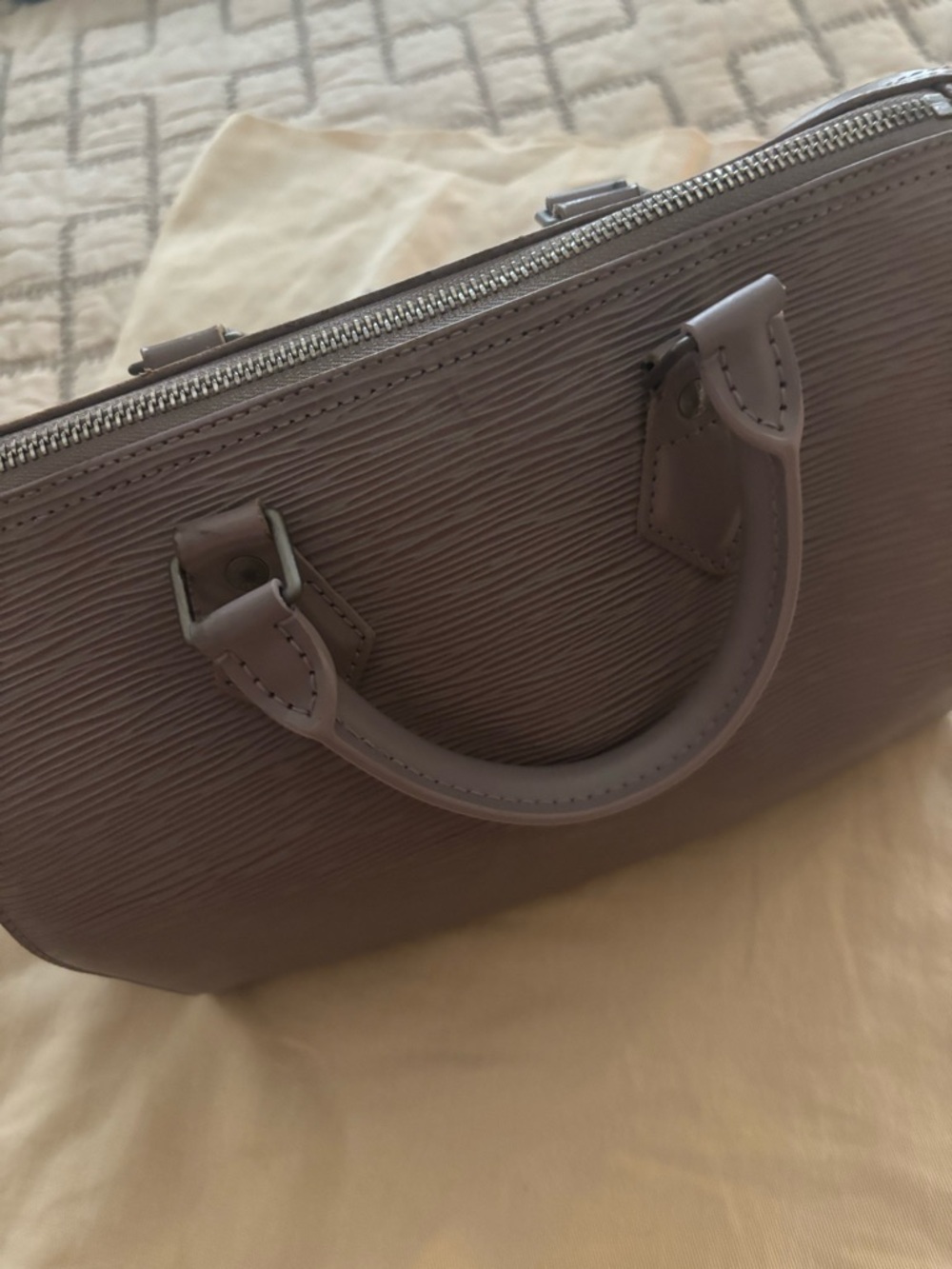 Great condition Epi Speedy 25 Lilac Louis Vuitton